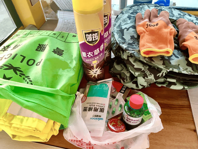 都九收费所：“蜂锁”收费站 驱“蜂”保畅