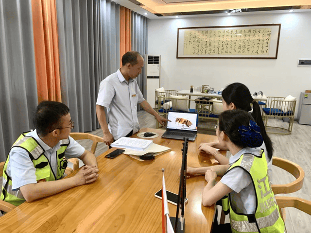 都九收费所：“蜂锁”收费站 驱“蜂”保畅