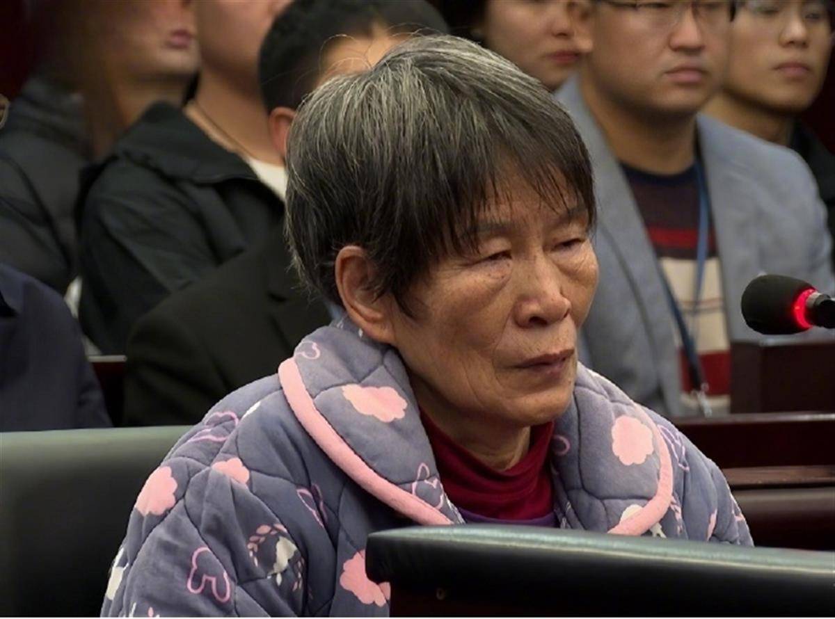 人贩余华英被执行死刑，杨妞花激动下播，受害家长称“大快人心”