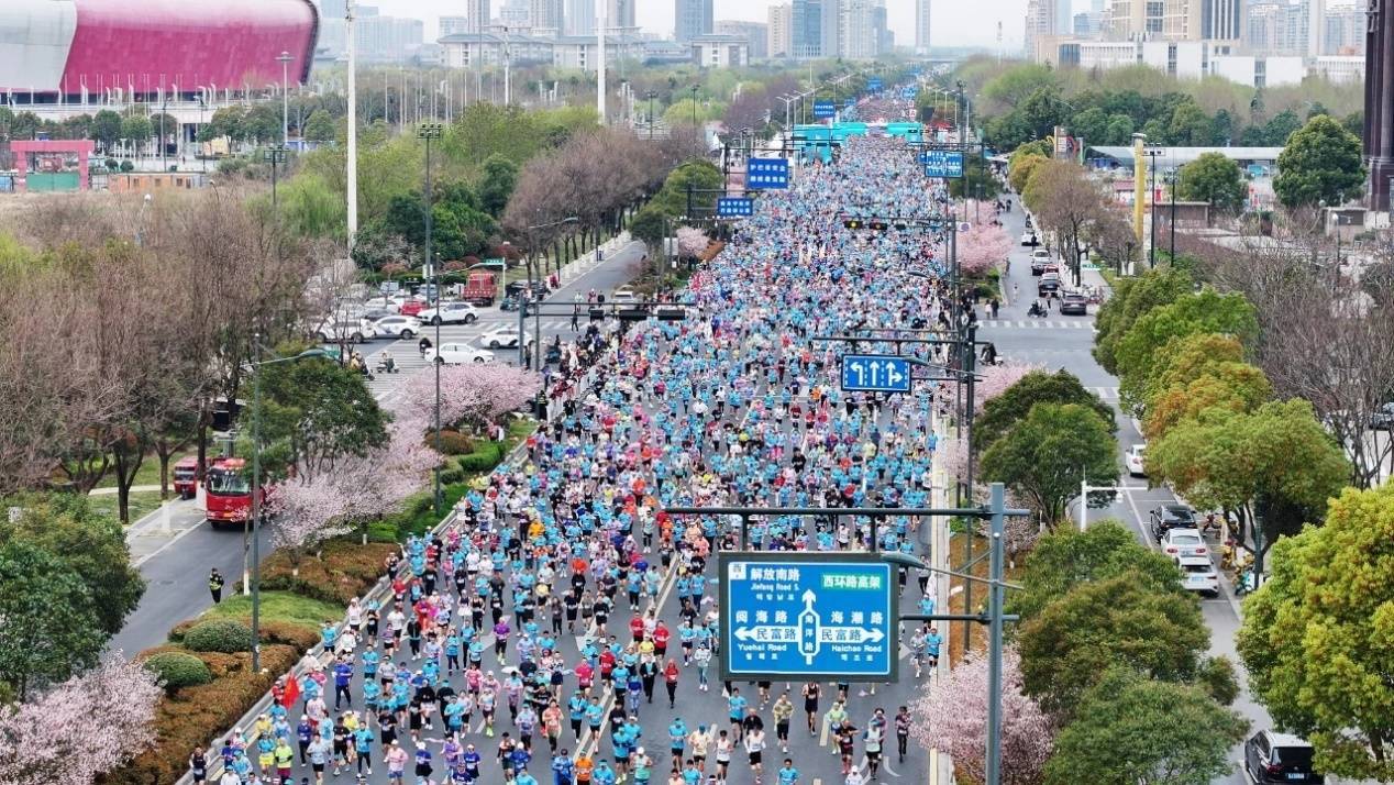 盐城马拉松燃情开跑 “超越”双胞胎夺得全马冠亚军
