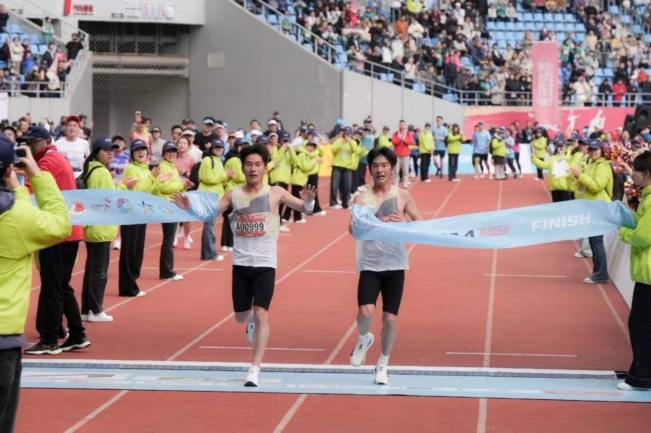 盐城马拉松燃情开跑 “超越”双胞胎夺得全马冠亚军