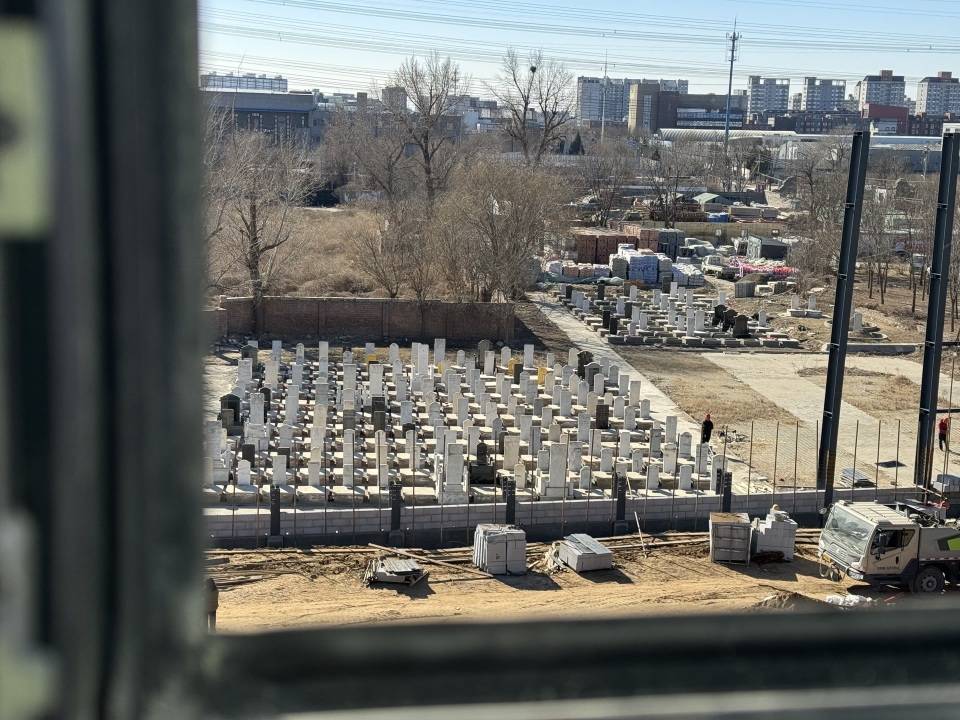 “花500万买坟景房，眼皮子底下就是几百座，太糟心！”