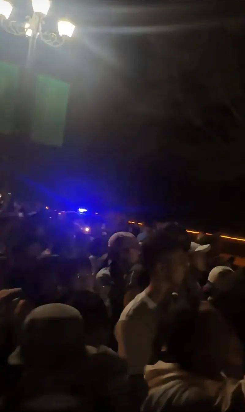 “大量游客深夜滞留，高喊退票”，知名景区道歉