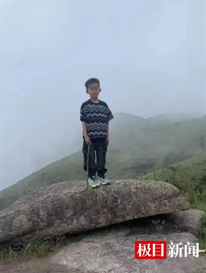 福建8岁男童在1800米山顶失踪24小时，当地：与家人走散，通宵搜救暂无进展