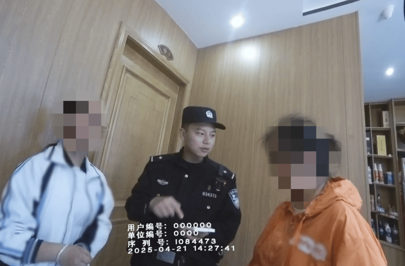 母女就餐一小时未动筷，一直“玩”手机！餐馆老板报警，原来女儿卖游戏账号遭诈骗