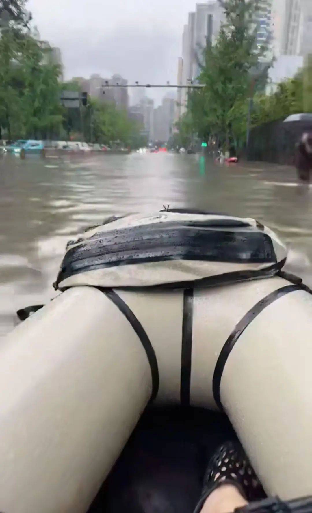 成都大暴雨多地积水 市民划船出行