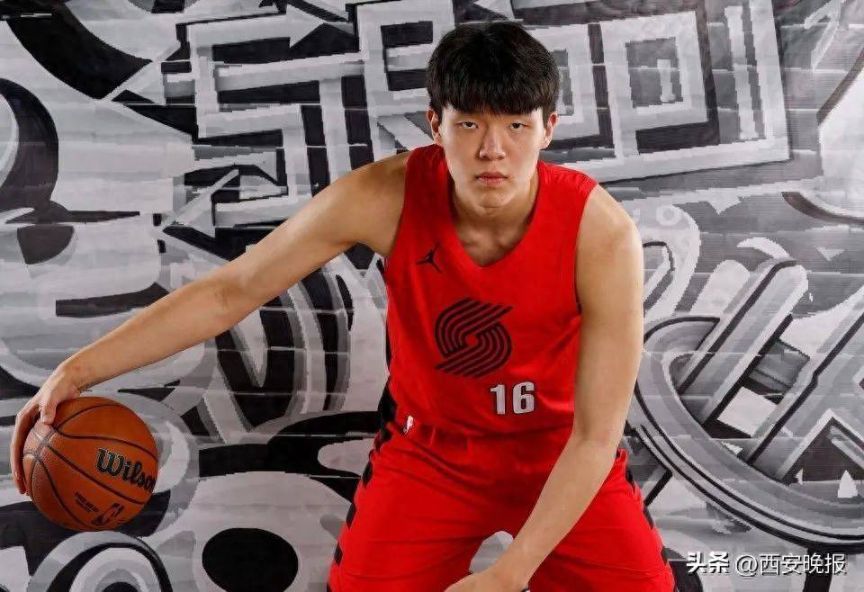 杨瀚森NBA新定妆照发布：身披开拓者16号红袍，张开双臂迎接新赛季